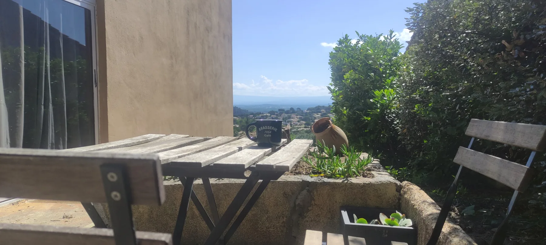 Petite table extérieure avec vue sur la Provence